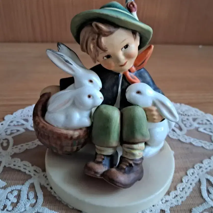 험멜 인형 토끼와 소년 피규어