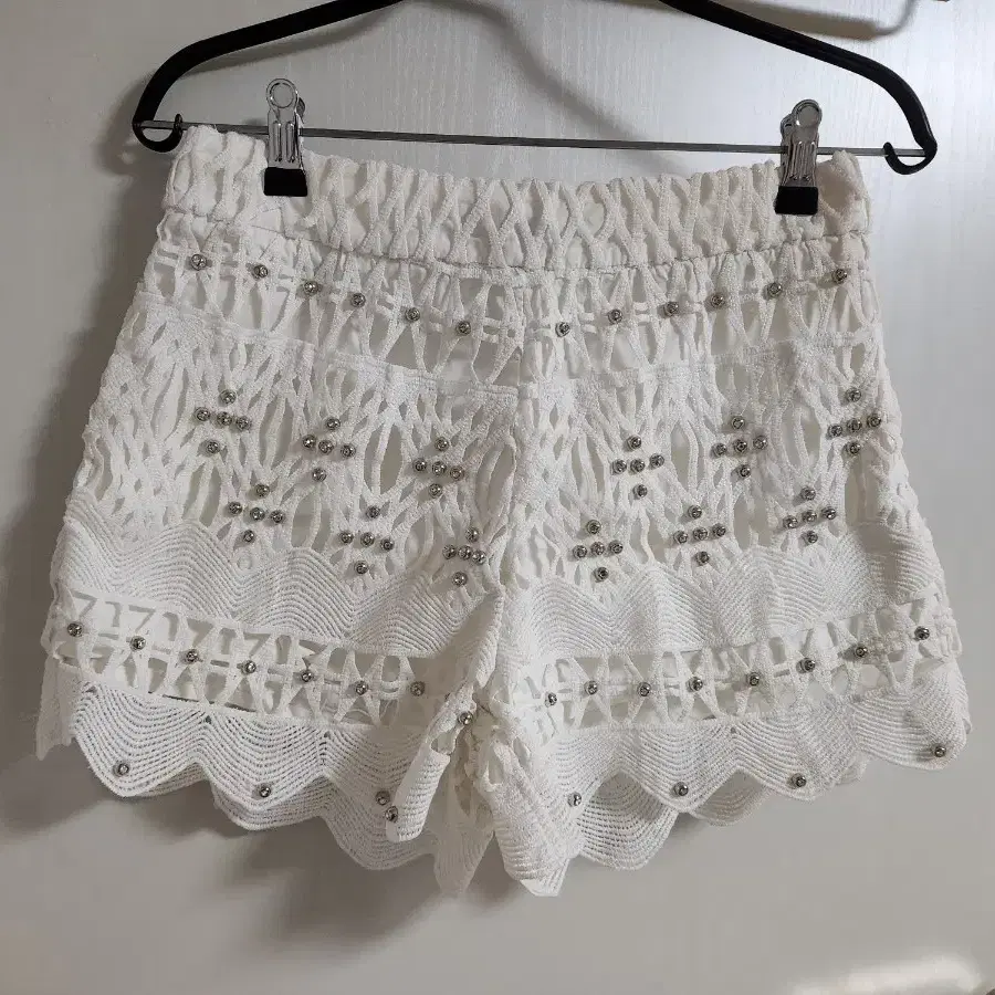 AMODEDIOSA 화이트 레이스 큐빅 반바지