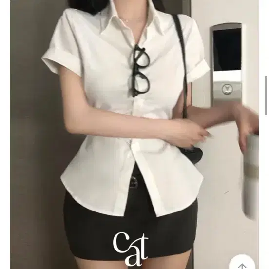 (새상품)룩캣미 슬림 반팔 셔츠