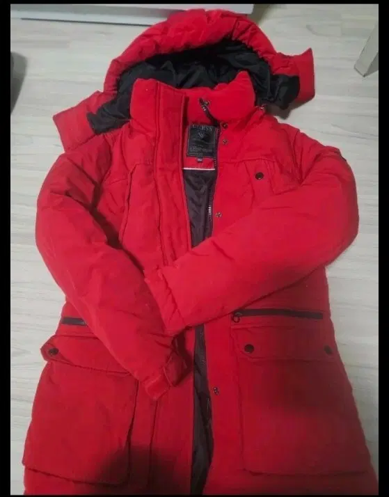게스 레드 패딩