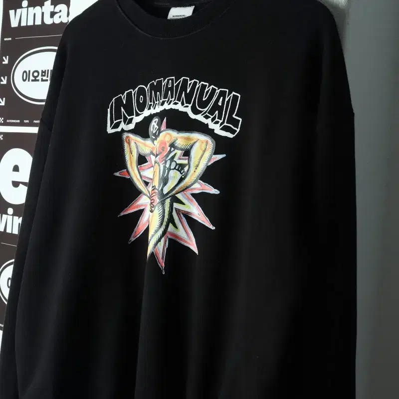 (M-XL) 노매뉴얼 맨투맨 티셔츠 블랙 프린팅 스웻 올드스쿨-H38574