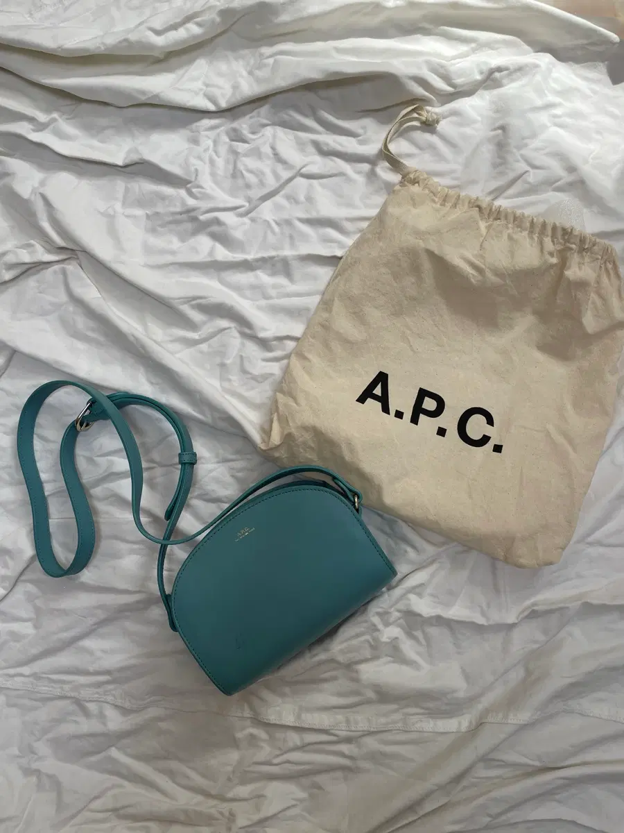 풀구성) 아페쎄 하프문백 apc 가방 크로스백 숄더백