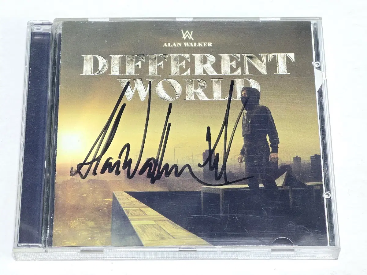 알렌 워커 (Alan Walker) 1집 Different World 친필 싸인 CD