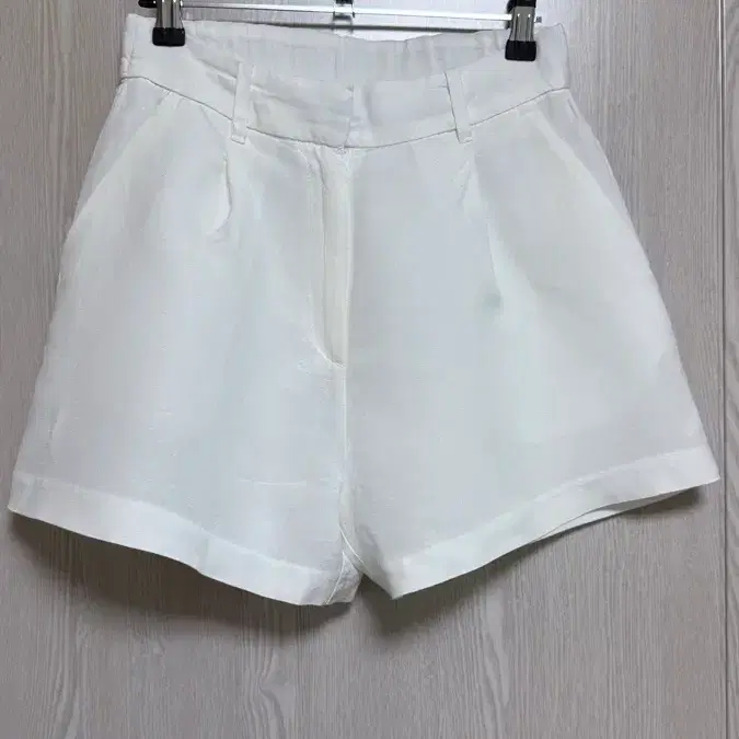 [55-66 ] H&M 리넨 블렌드 핀턱 반바지 화이트 (EUR36)
