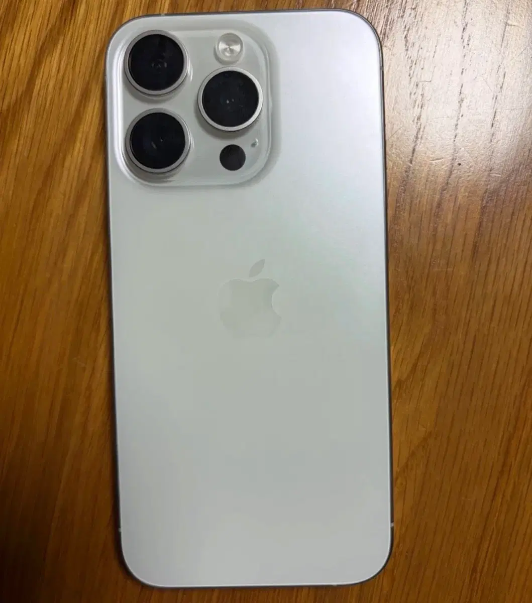 아이폰 15 프로 256GB 화이트 티타늄 판매합니다 직거래시 77만원