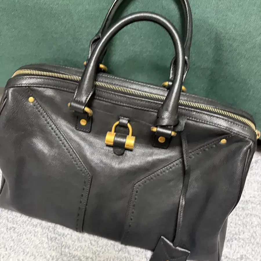 YSL 입생로랑 뮤즈백 블랙 / 골드 하드웨어