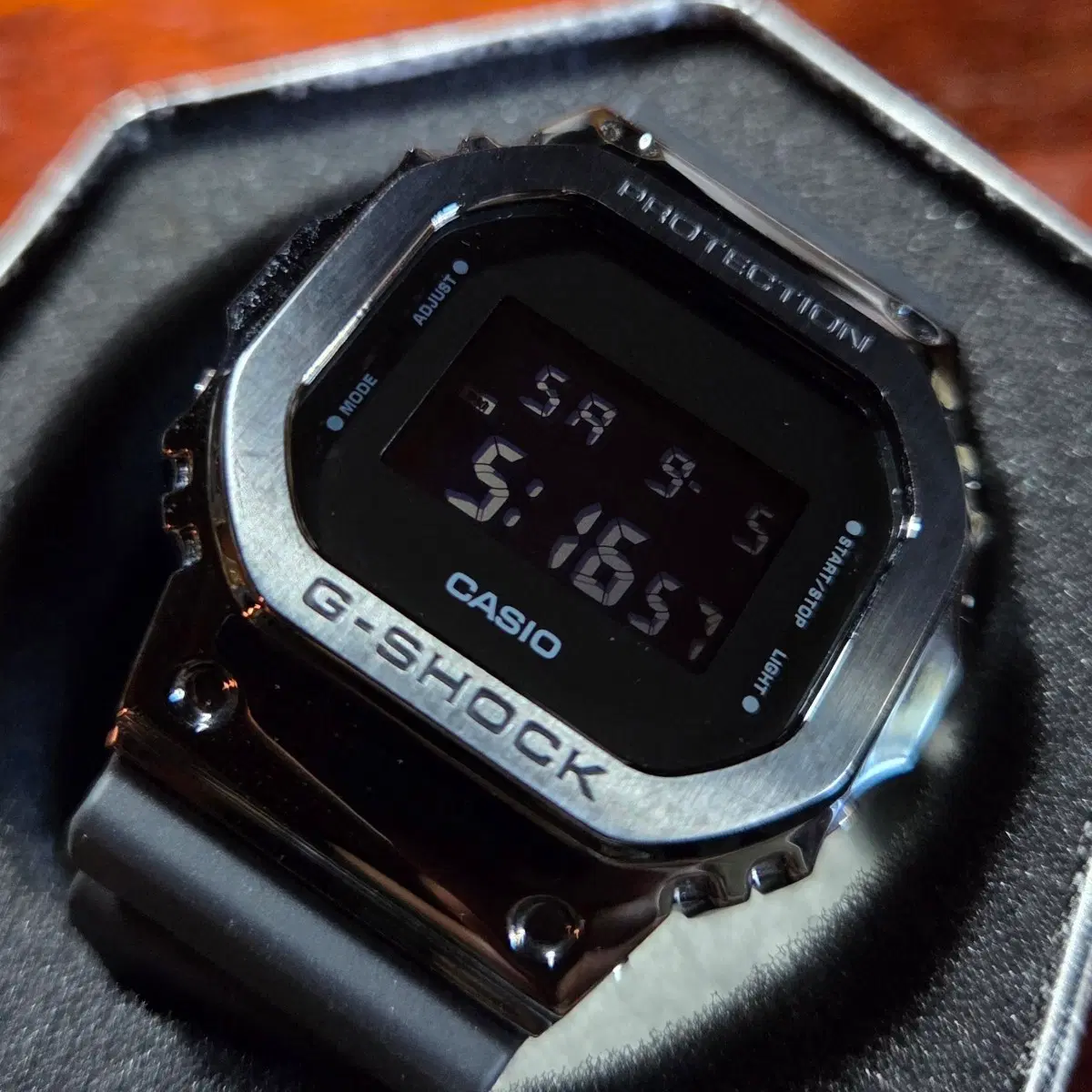 무쏘 EV x 지샥 리미티드 에디션  GM-5600UB