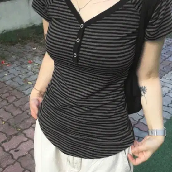 !급처 싸게 팔아요 최저가! 스트라이프 단가라 버튼 브이넥 슬림 반팔티