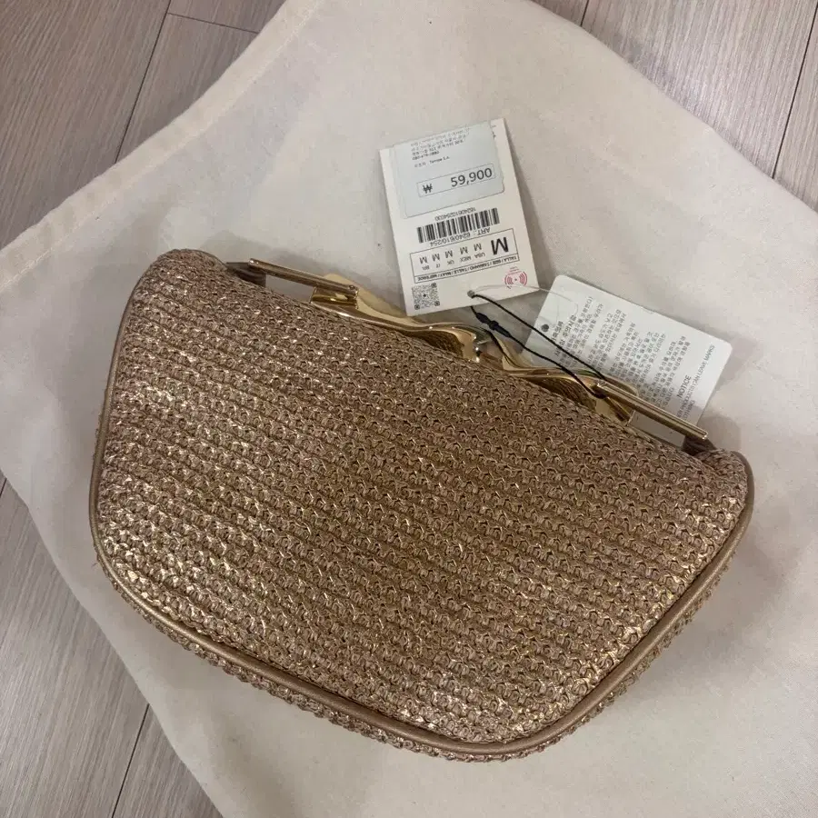 (새제품) 자라(ZARA) 골드빛 메탈릭 미니백(클러치)