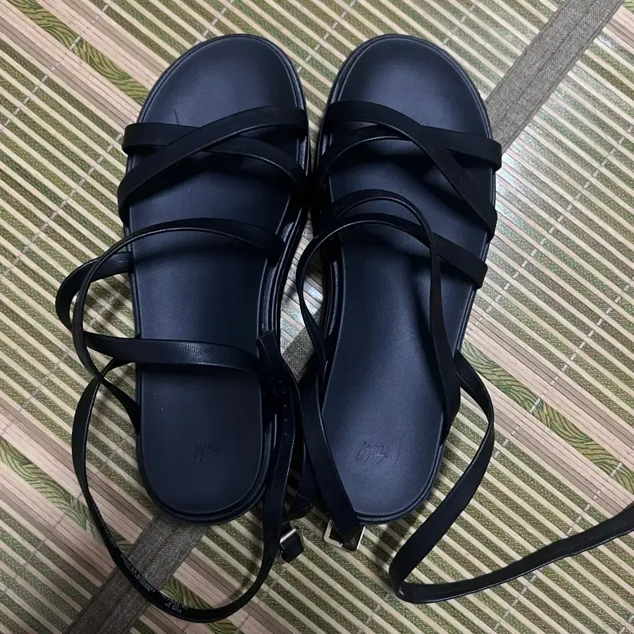 [새상품] H&M 블랙 스트랩 샌들 245-250
