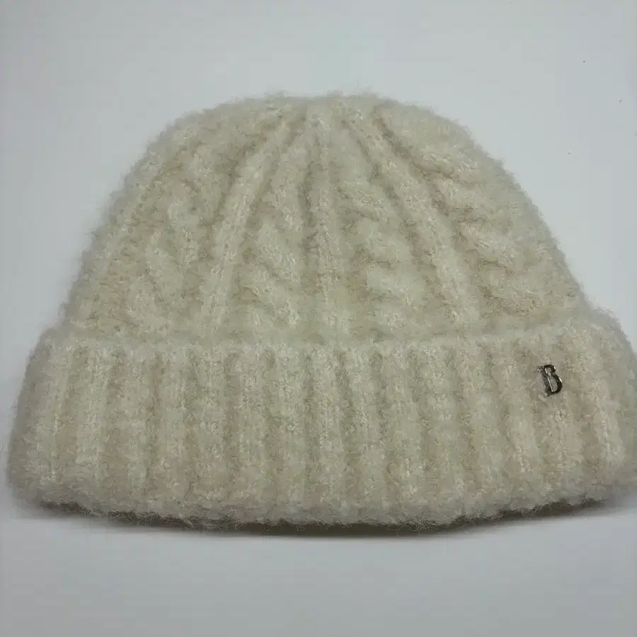 더바넷 비니 Boucle Cable Knit Beanie Ivory