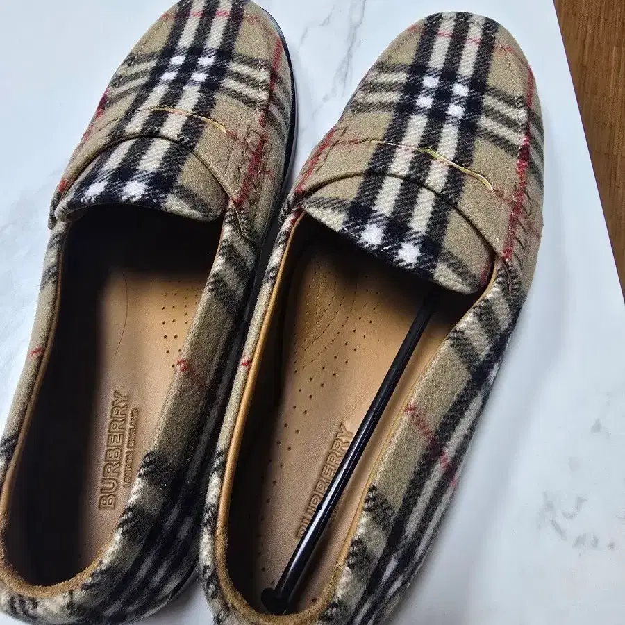 버버리 체크 울 플렛 로퍼
