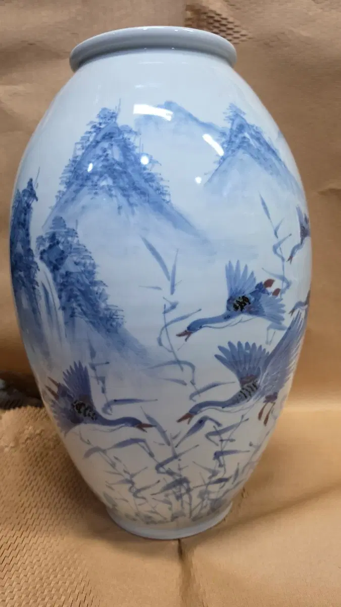 명장 대작] 수곡 조홍민 청화백자 산수도송학문 대호 항아리 (45cm)