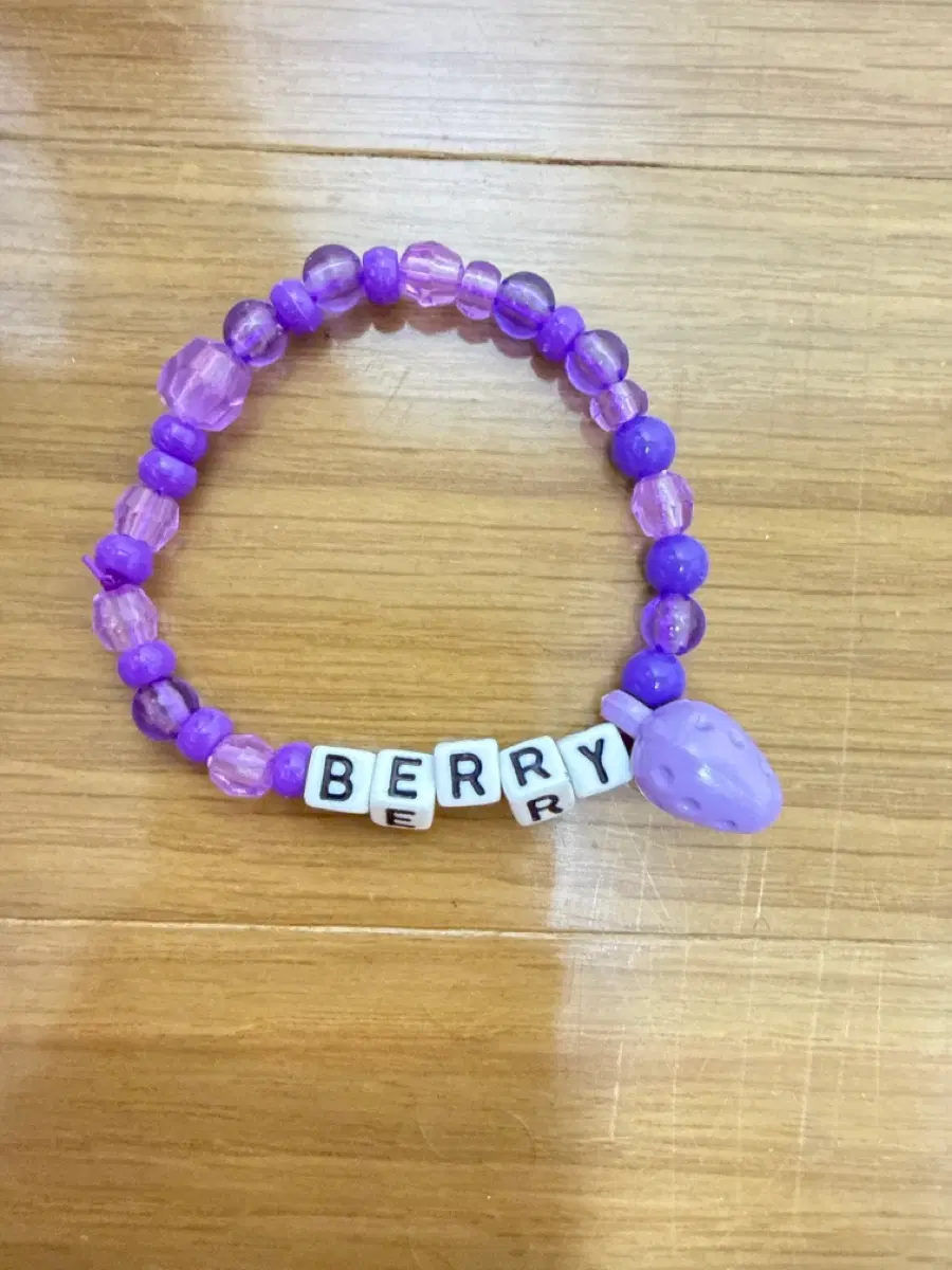 베리베리 좋아 BERRY 딸기 참 비즈팔찌