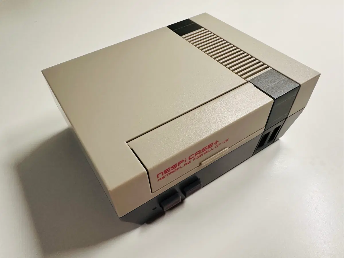 레트로플래그 닌텐도 NES 패미컴 케이스 라즈베이파이 3B+기반 에뮬레이터 게임기 새상품 판매 (게임보이, DSL)