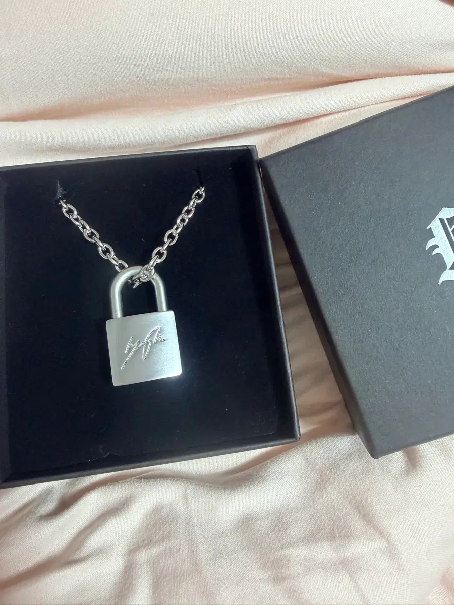 스트레이키즈 현진 도미네이트 셀러브레이트 목걸이 SKZ Necklace