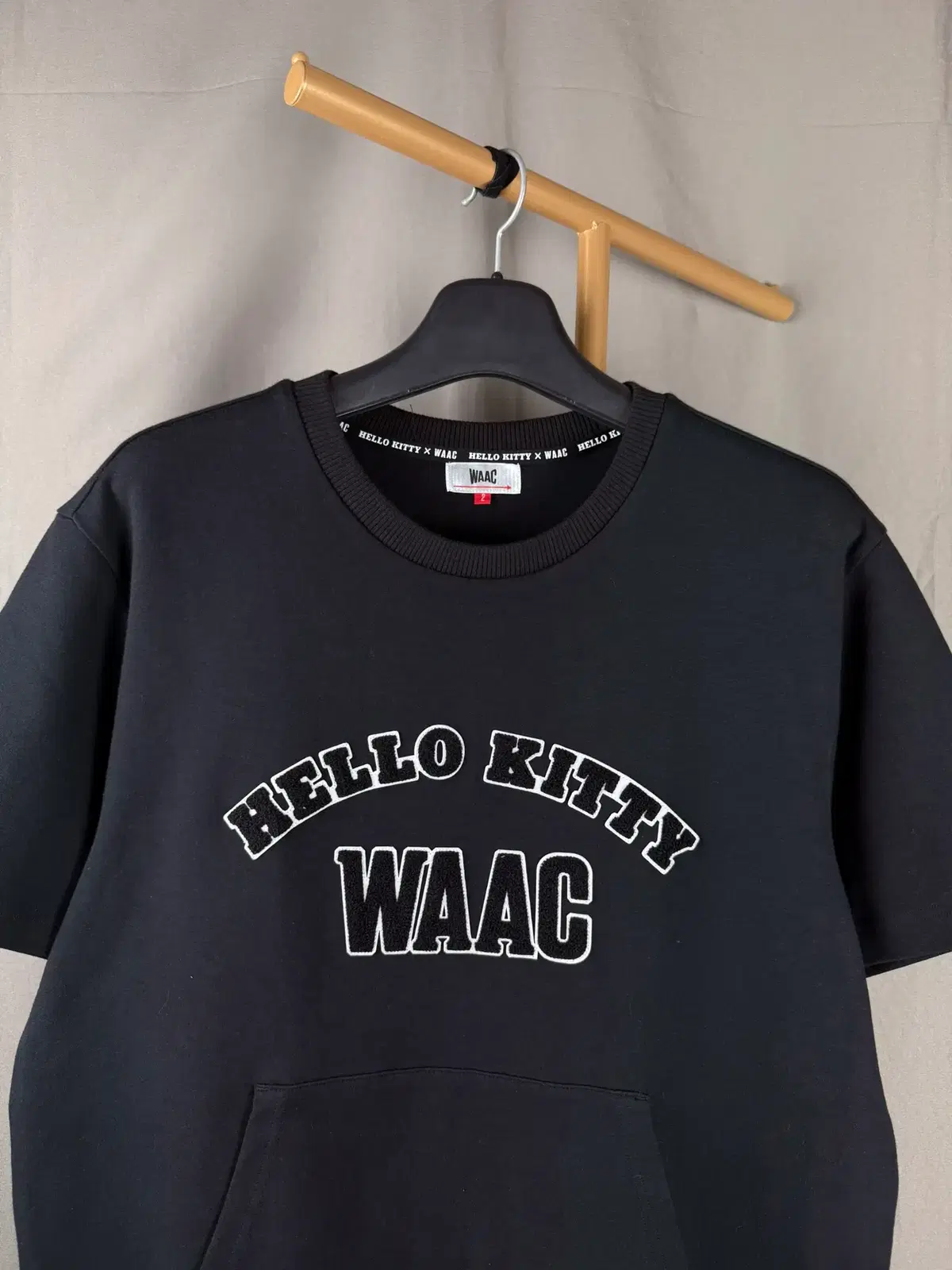 2size ) WAAC x 헬로키티 콜라보 반팔 맨투맨