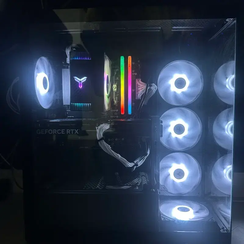 7800x3d/5070/32gb 게이밍 컴퓨터