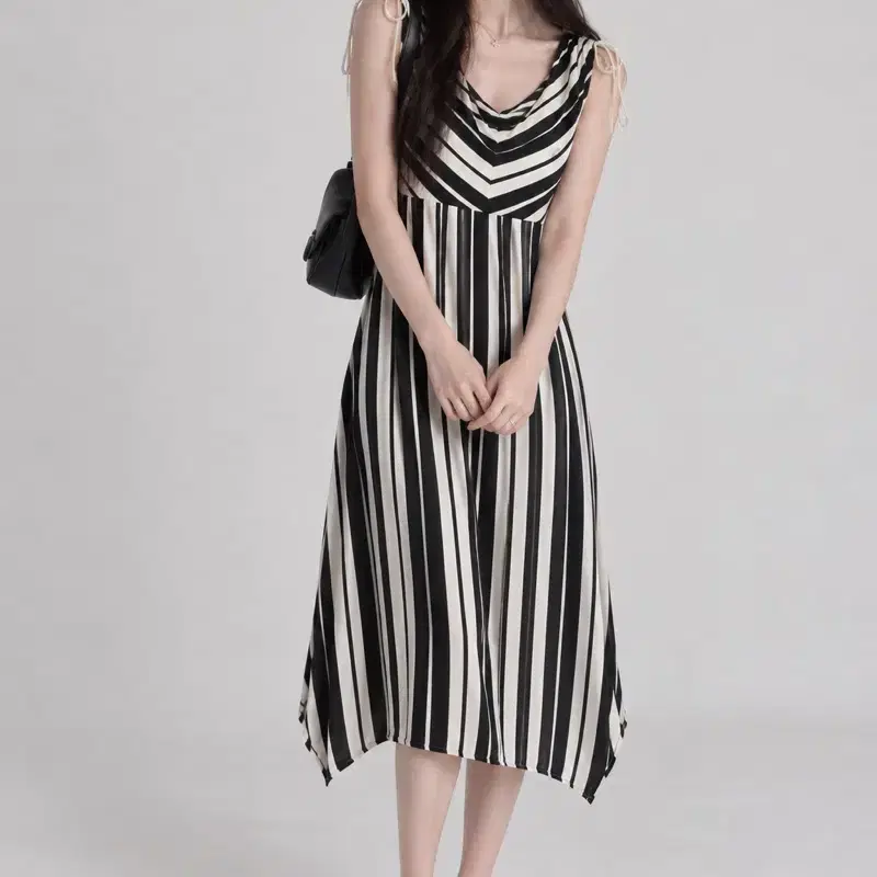 스트라이프 패턴 브이넥 민소매 원피스