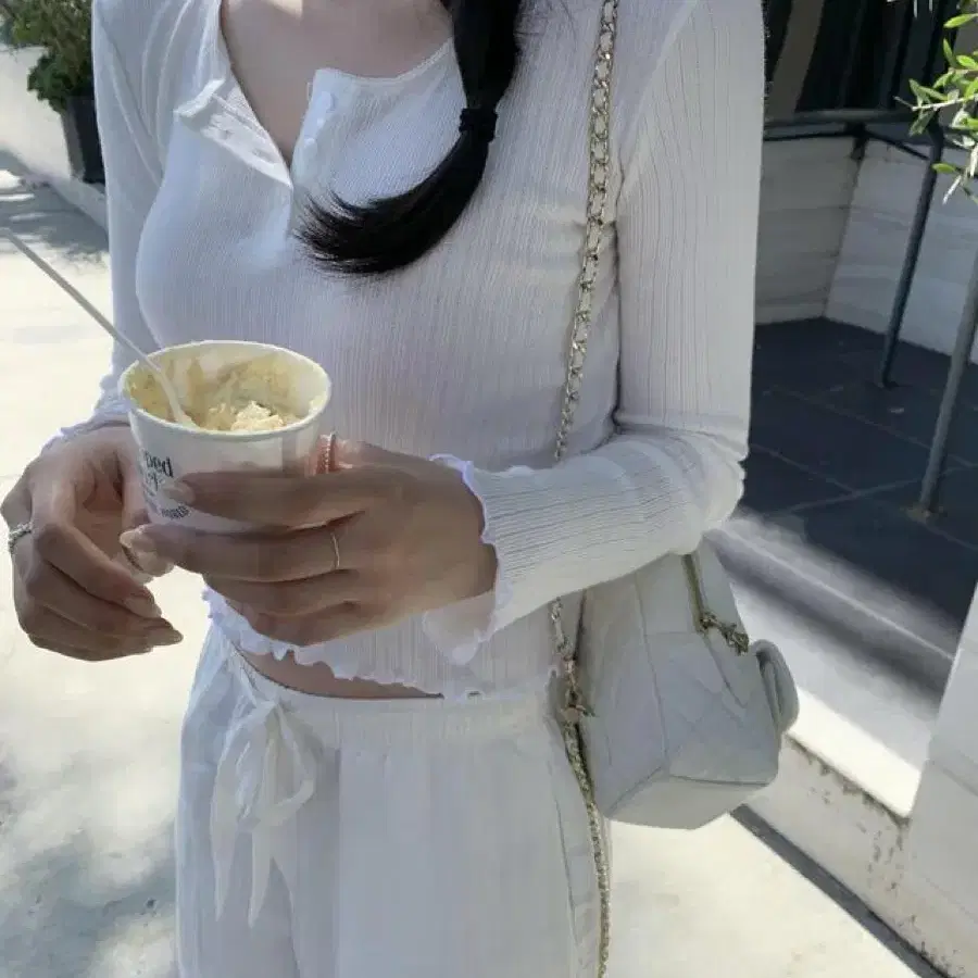 온드민 프릴 펀칭 티셔츠