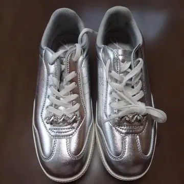 호킨스 메탈릭 실버 스니커즈 24cm