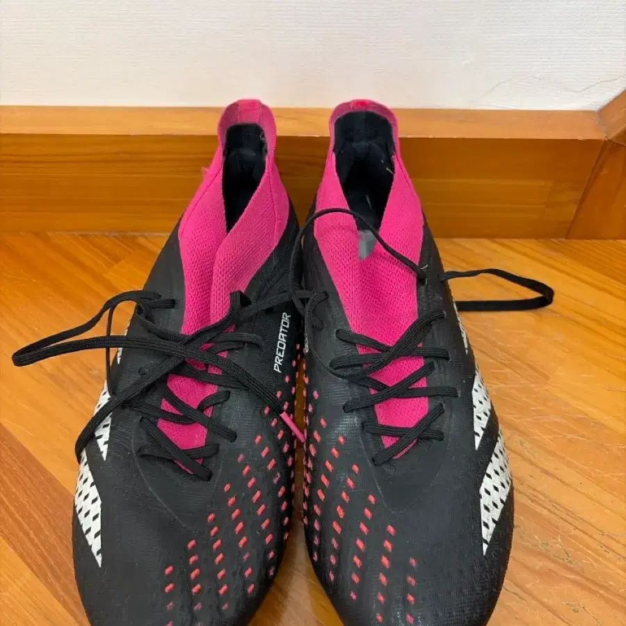 아디다스 프레데터 축구화 핑크 블랙