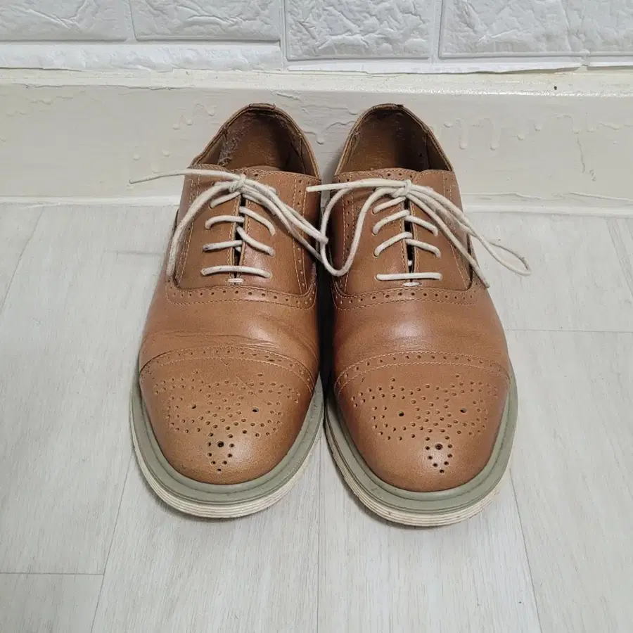 255-260권장[Dr.Martens] 닥터마틴 케인(CAINE) 윙팁 브로그 천연가죽 레더 슈즈