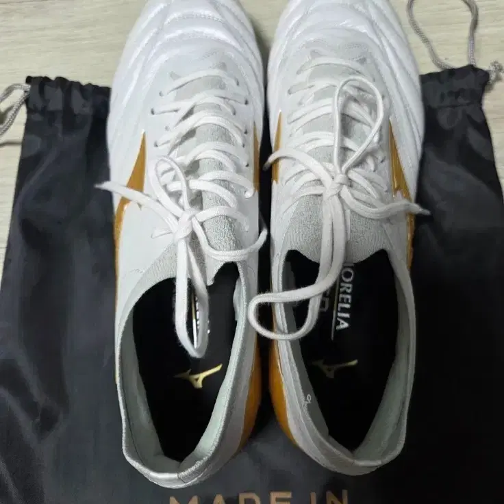 미즈노 모렐리아 축구화 흰색 골드 275 새상품급