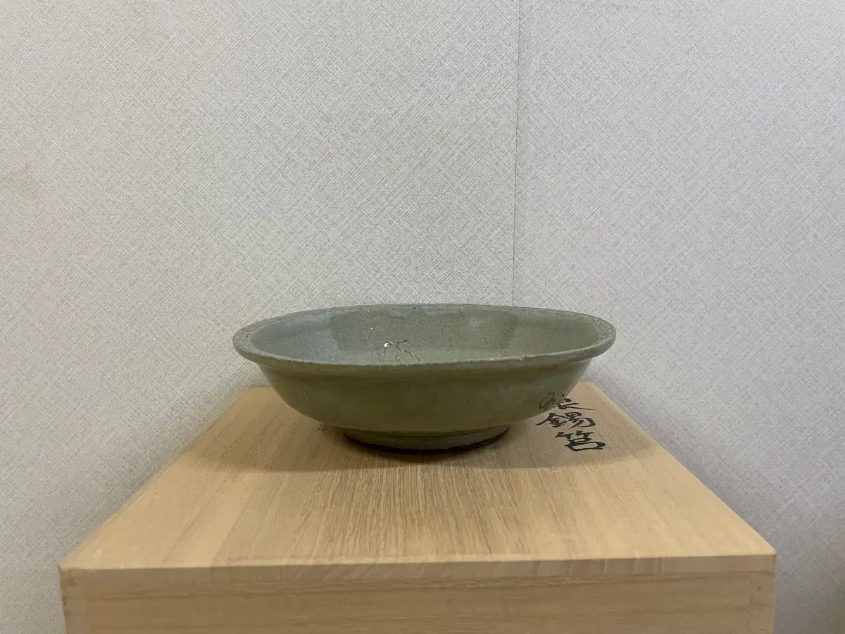 지순탁 음각 목단문 청자 접시
