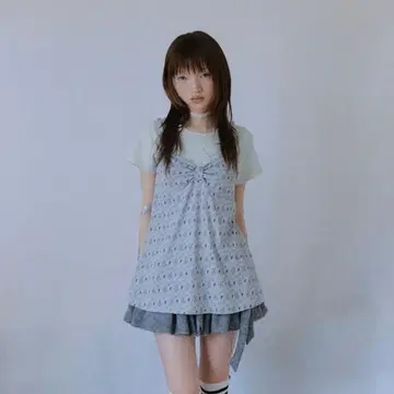 HUGYOURSKIN x LUCY 프린트 슬리브리스 ( 스카이블루 )