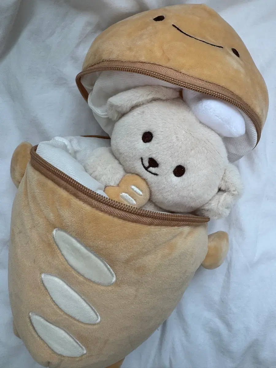식빵 안에 토끼 인형
