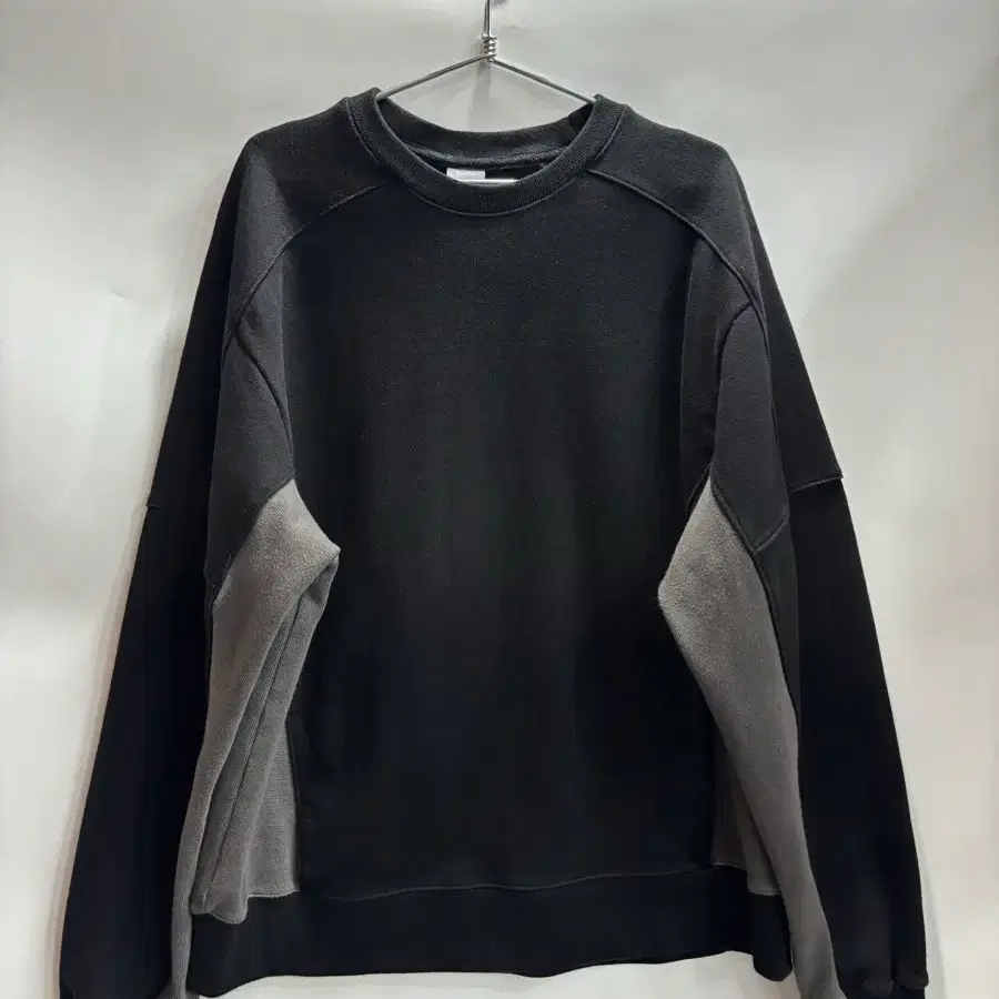 [L (남성 L~XL / 여성 오버핏)] 고낙(GONAK) 사이드 절개 배색 오버핏 맨투맨 4.5  - 브랜드: GONAK (고낙 정품) - 표기 사이즈: L (남성 L~XL /