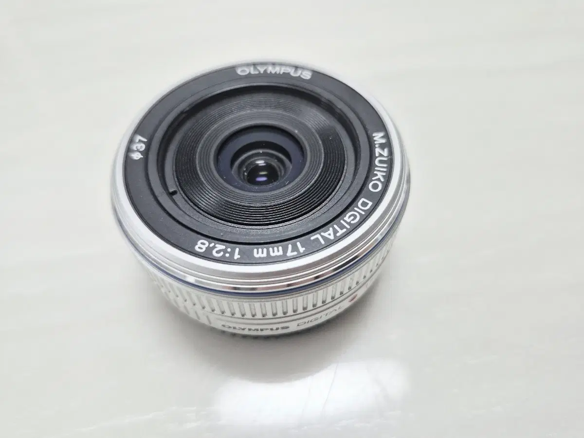올림푸스 M.ZUIKO DIGITAL 17mm F2.8 렌즈 오토캡 장착