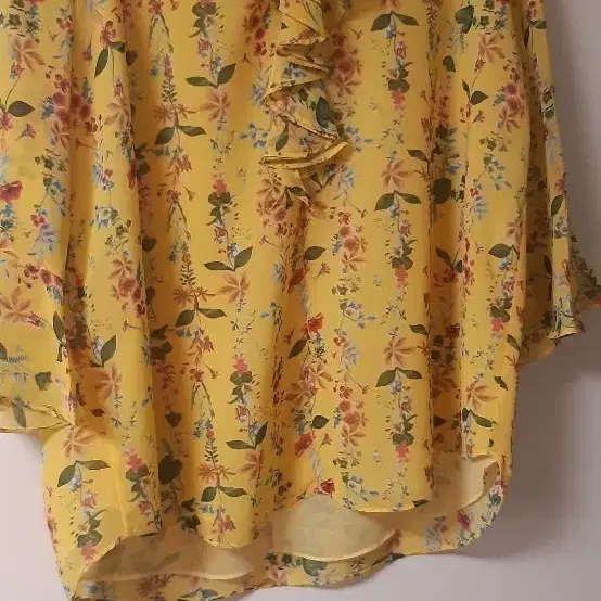 V넥 프릴블라우스