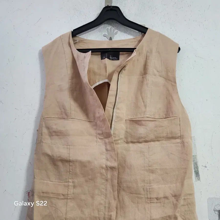 린넨베이지 색상 민소매 조끼