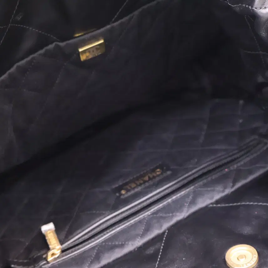 샤넬 중고 22백 스몰 블랙 금장 내장칩 숄더백 as3260 CHANEL 사진 8
