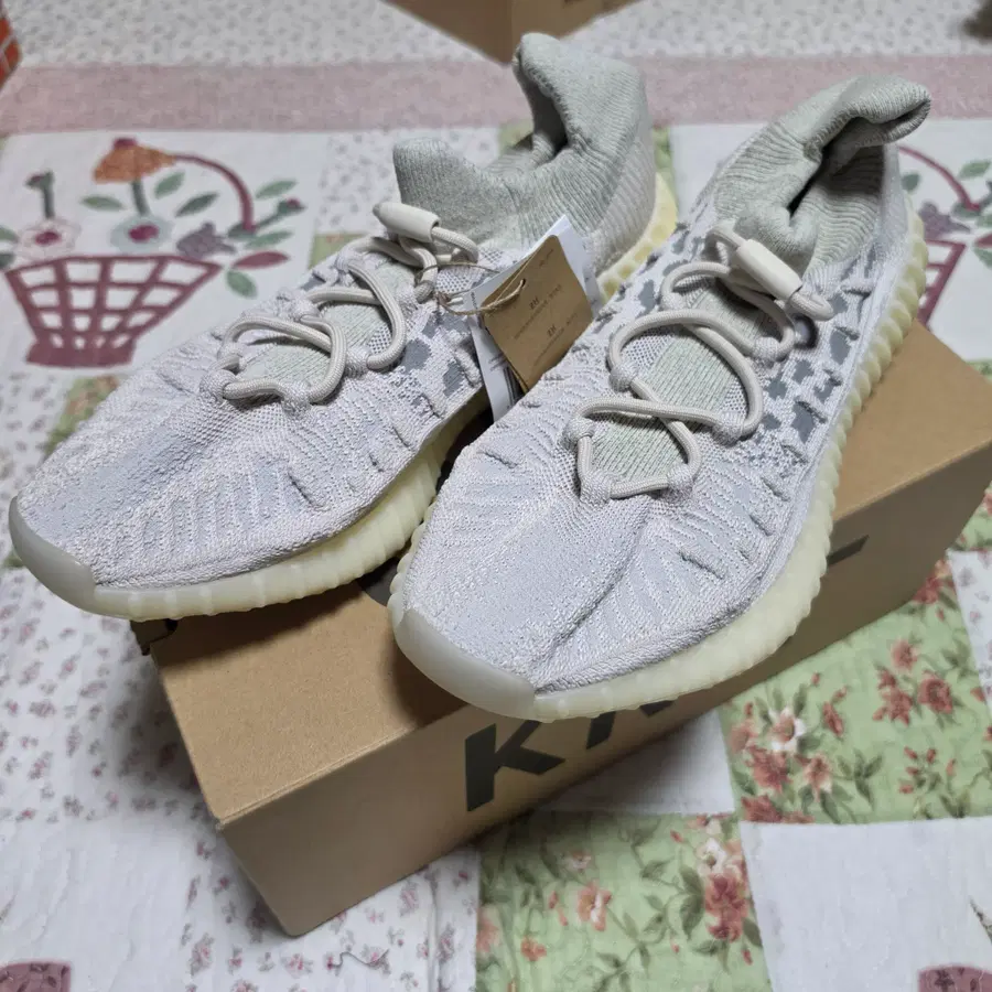 [300] 아디다스 이지 350 V2 컴팩트 슬레이트 본