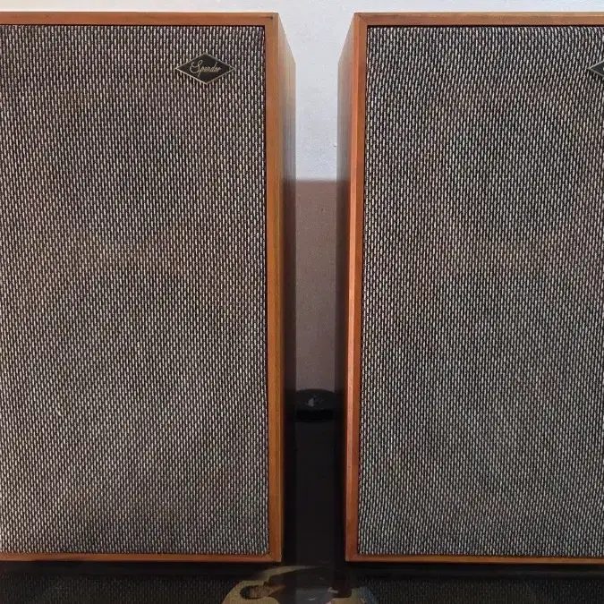 스펜더(Spendor)의 Classic SP3/1R 북셀프 스피커