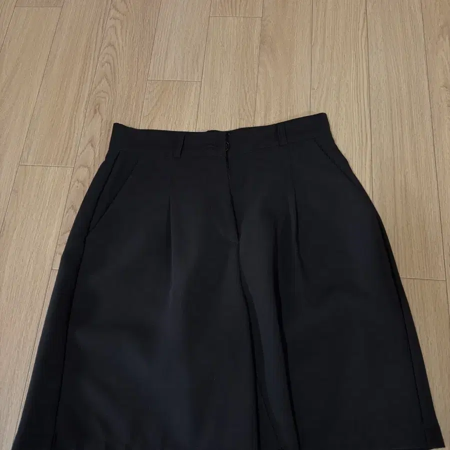 블랙 텍스처 큐롯 팬츠