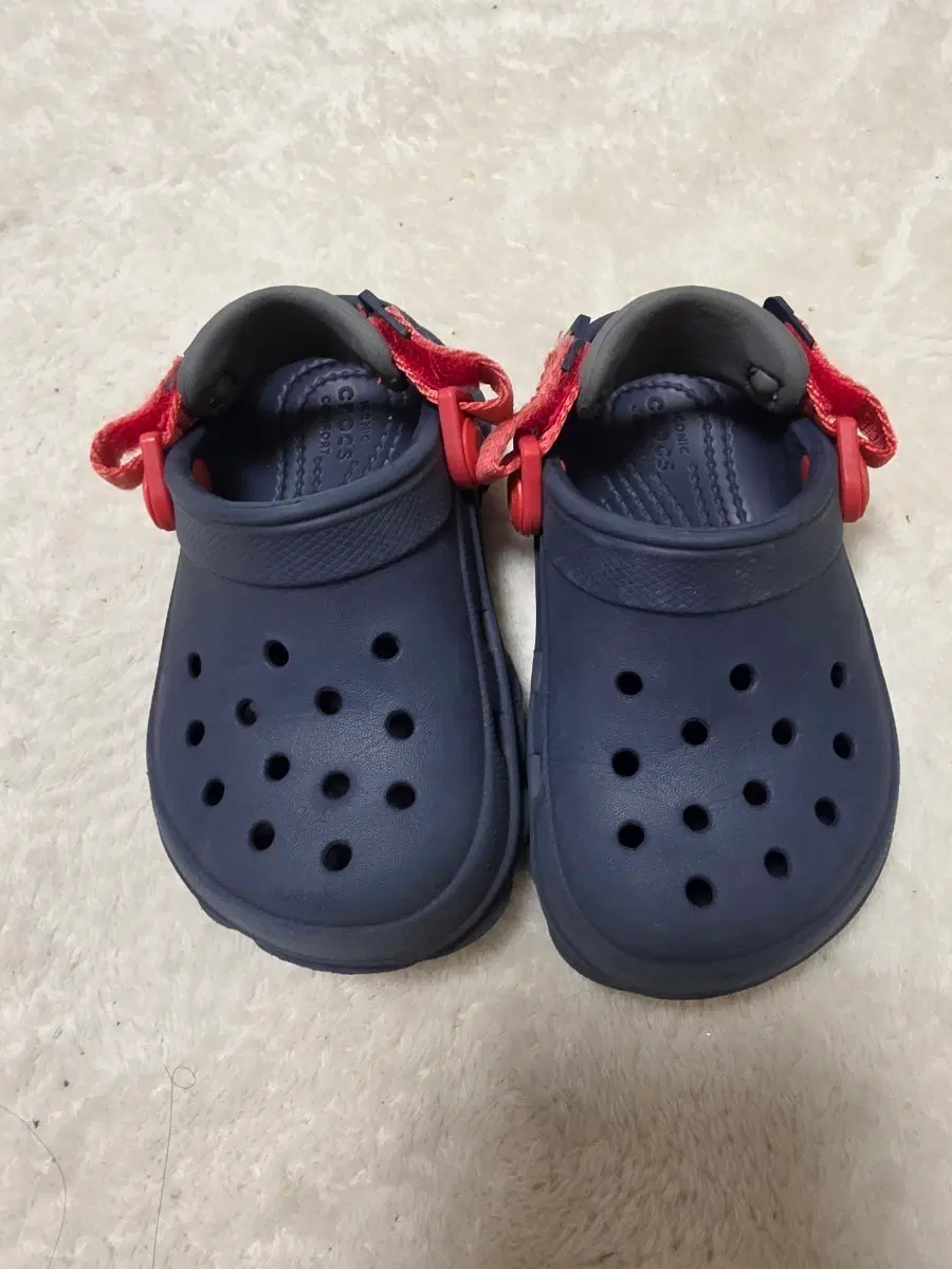 크록스 샌들 네이비 레드 140