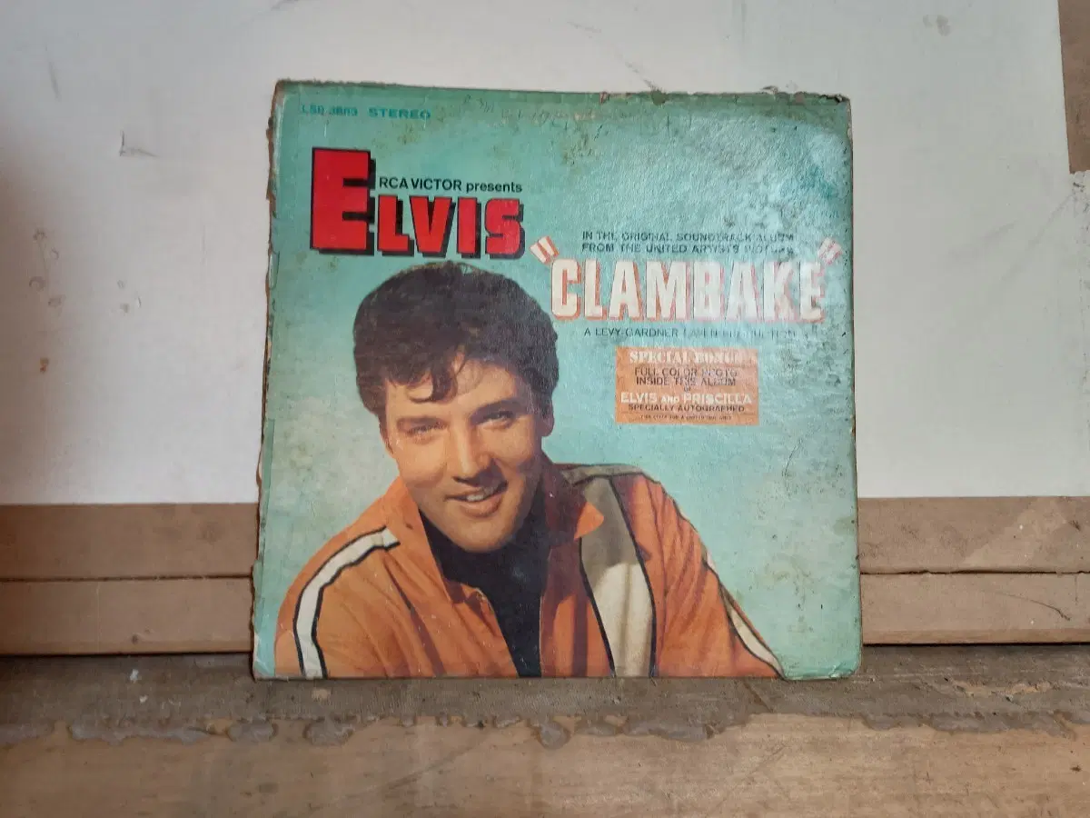 1967년에 RCA 빅터(RCA Victor) 레이블을 통해 발매된 엘비스 프레슬리의 영화 클램베이크(Clambake) 오리지널 사운드트랙 LP 앨범