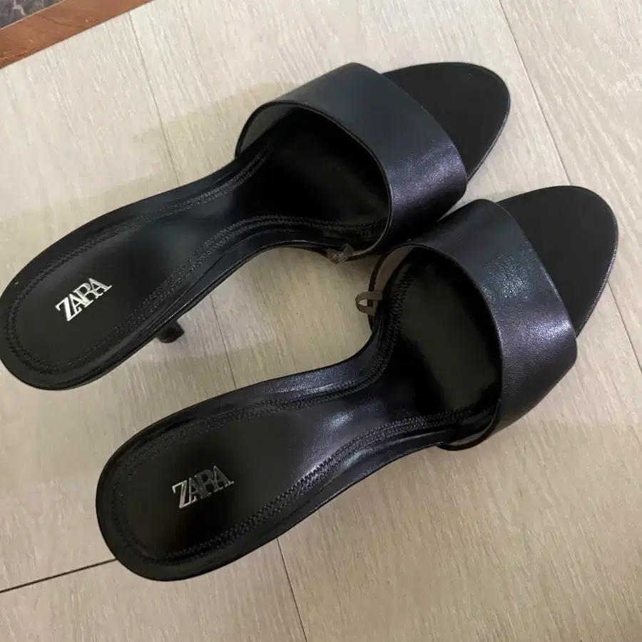 자라 레더 힐 샌들