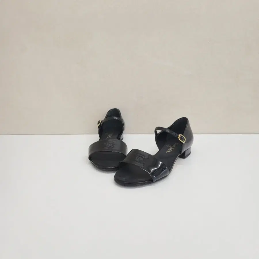 샤넬 블랙 페이던트 스트랩 샌들 37 G31505