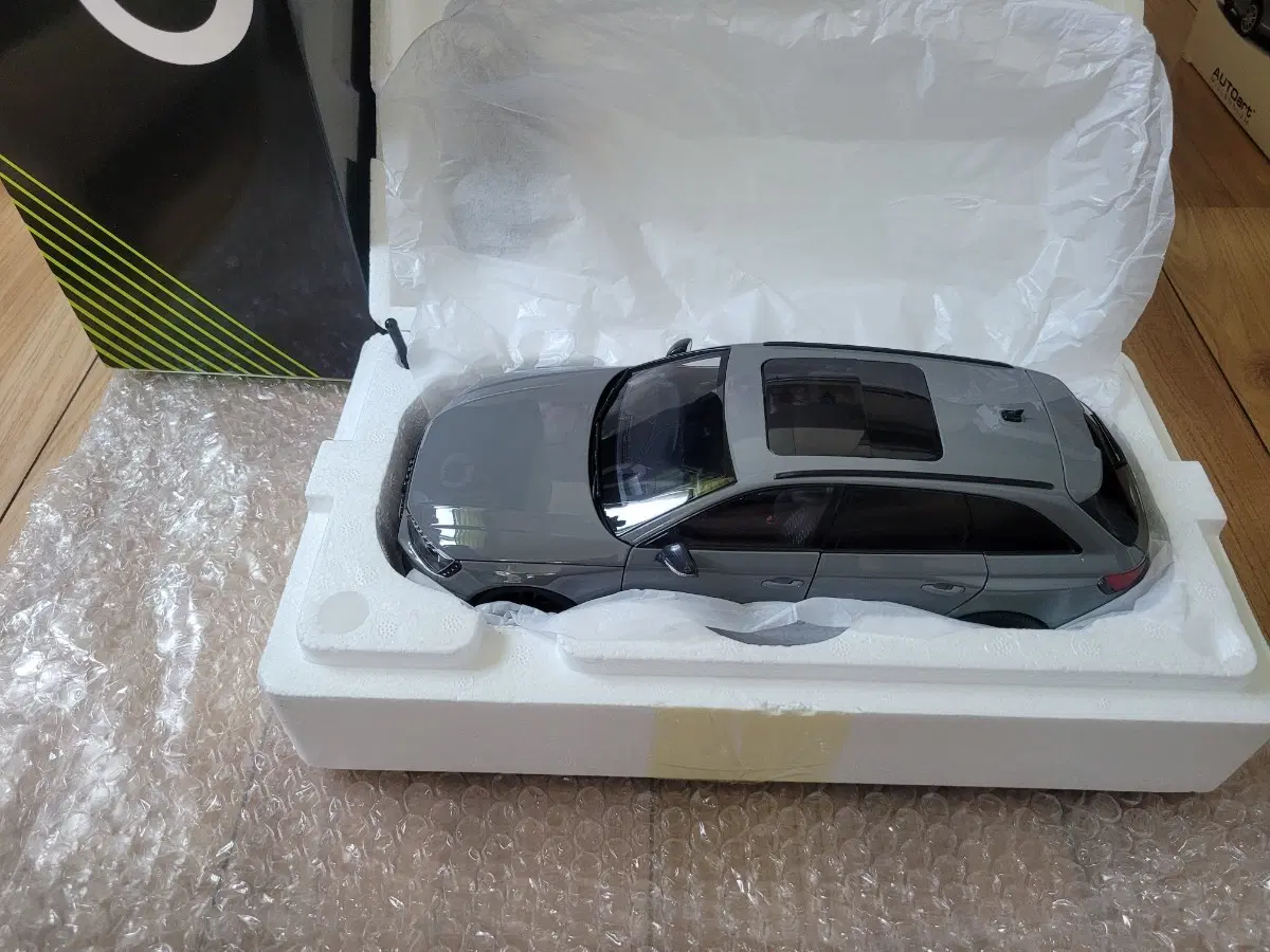 1:18 KILO WORKS 아우디 RS4