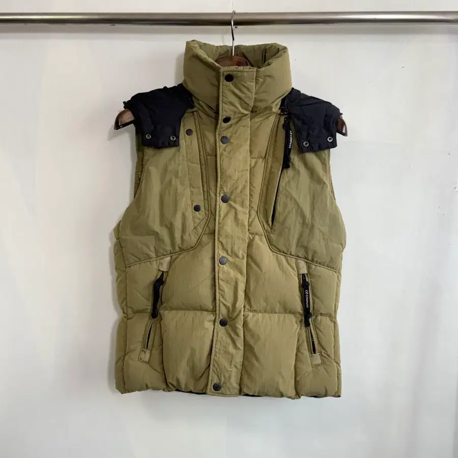 C.P. COMPANY 고글 디테일 다운 베스트 95사이즈