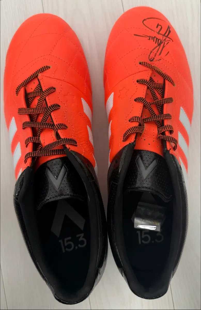 맨체스터 유나이티드 구단인증 필 존스 친필 사인 축구화