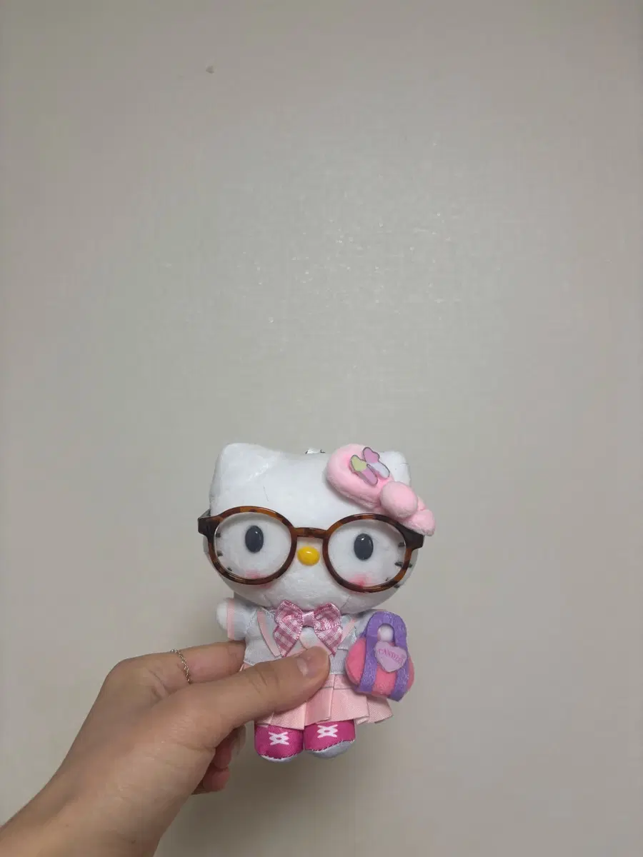 힙한 교복 키티 인형 안경