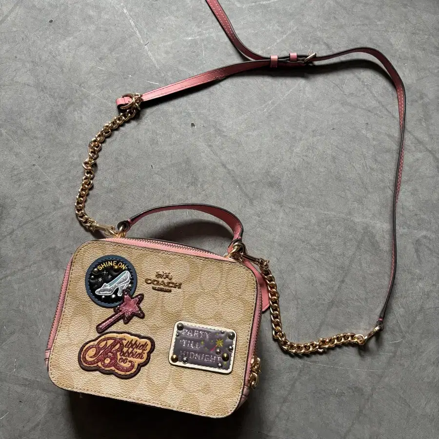 Coach x Disney 디즈니 X 코치 시그니처 캔버스 신데렐라 박스 핑크 크로스백