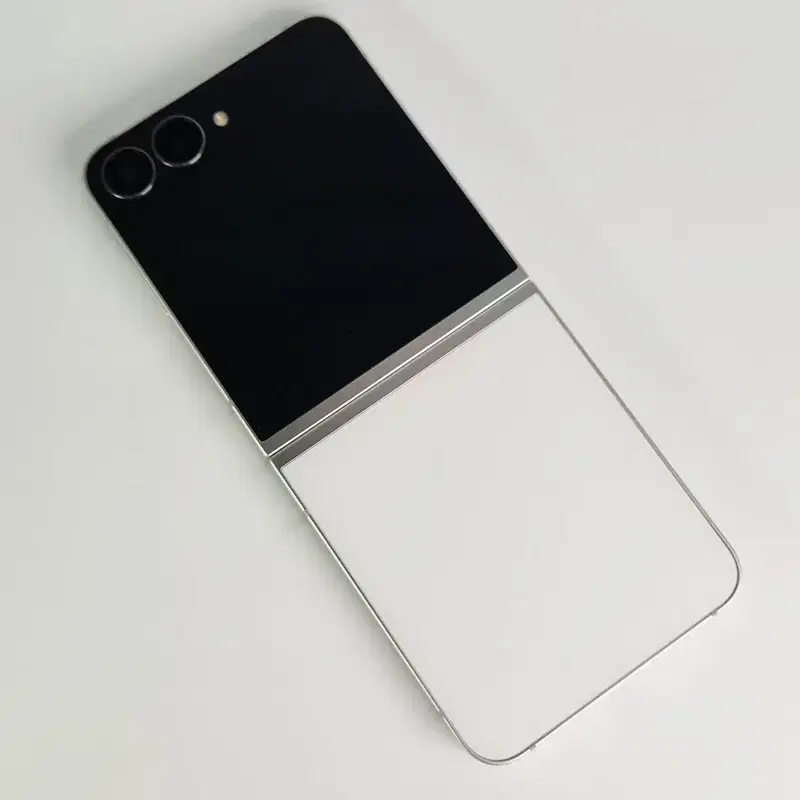 리퍼급 Z플립7fe 256GB 크림 무잔상 무기스 대구중고폰 서울중고폰 속초중고폰 안산중고폰 천안중고폰 대전중고폰