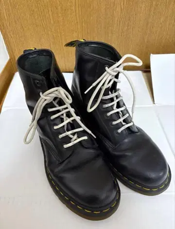 닥터 마틴 8홀 부츠 블랙